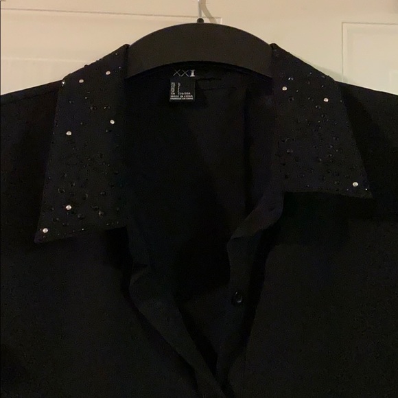 Black blouse with slit in the back - Picture 2 of 3